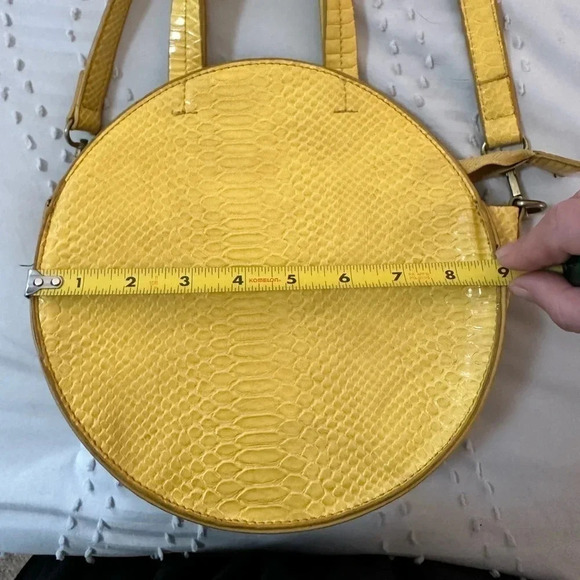 Street Level circle crossbody faux leather Croc tote bag purse. Yellow - Picture 14 of 16